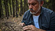 Der Kryptozoologe Lance Hightower untersucht einen Fußabdruck