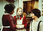 Laura Ingalls (Melissa Gilbert, M.) und Albert (Matthew Laborteaux, r.) unterhalten sich mit Harriet Oleson (Katherine MacGregor, l.) ...