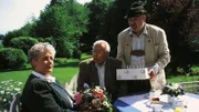 Dr. Eberhard Frank (Hans Caninenberg, Mi.) und Louis (Alfons Biber) gratulieren mit Verspätung Martha (Erna Wassmer) zum Geburtstag.