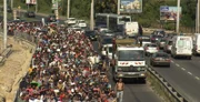 Flüchtlinge auf der Autobahn M1 von Budapest in Richtung Wien