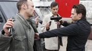 Dennis (Vinzenz Kiefer, r.) hat Frank Harting (Thomas Katzmann, l.) und Marc Enders (Wolfgang Menardi) überrascht und will mit ihnen zum Treffpunkt fahren.