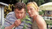 Uschi (Antje Lewald) hat entdeckt, dass unter den Pflanzen, die Stefanie in Pflege genommen hat, auch Marihuanapflanzen sind. Sie holt Benno (Willi Thomczyk) zur Überprüfung ihrer Vermutung hinzu.