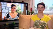 Die 27-jährige Diana aus Stuttgart schaut sich Konnys Videobotschaft an.