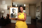 Erika Bethea hält ein Porträt ihres Großvaters, Clark Simmons, in ihrem Haus in Plano, Texas. "Erased: WW2's Heroes of Color" erzählt die Geschichten dreier schwarzer Helden, die wie durch ein Wunder den Angriff auf Pearl Harbor überlebten. Einer dieser Männer war Clark Simmons, der als Messdiener auf der USS Utah diente.