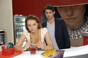 Katja ist verletzt und eifersüchtig auf Anna. v.l.n.r.: Katja (Karolina Lodyga), Jonas (Roy Peter Link)