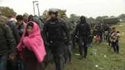 Flüchtlinge auf dem Marsch nach Brezice, Slowenien