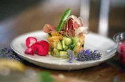 Melonentartar mit Zucchini, Gurke und Avocado