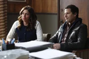 Gina Linetti (Chelsea Peretti, l.); Jake Peralta (Andy Samberg, r.)