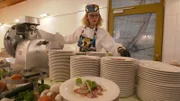 Als Undercover Boss im Einsatz ist Stefanie Brandes, Geschäftsführerin der Aldiana GmbH. Getarnt als TV-Show-Kandidatin Jana arbeitet die 44-Jährige als u.a. als Küchenhilfe.