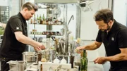 Tim Mälzer (l.) und Steffen Henssler. Die Verwendung des sendungsbezogenen Materials ist nur mit dem Hinweis und Verlinkung auf RTL+ gestattet.