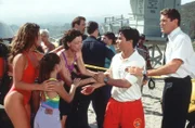 Caroline (Yasmine Bleeth) gelingt es nicht, Lucinda Alvarez (Yolanda Delgado), die Mutter des vermissten Mädchens, zu beruhigen. Auch Manny (Jose Solano) und Mitch (David Hasselhoff) sind ratlos.