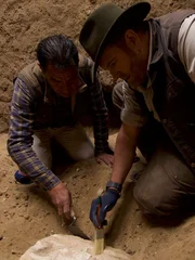 Josh Gates gräbt vorsichtig etwas aus, das ein Opfertisch zu sein scheint.