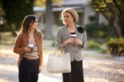 Noch nie konnte Zoe Hart (Rachel Bilson, l.) es ihrer Mutter rechtmachen. Ihr Umzug nach Blubell passt ihre Mutter Candice (JoBeth Williams, r.) jedoch aus einem ganz bestimmten Grund nicht ...