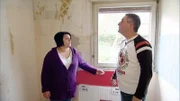 Bei der Erstbegehung der Schock: das Bad muss komplett saniert werden und auch die restlichen Räume sind total verwohnt. Für Maria und Torsten beginnt ein Wettlauf gegen die Zeit, denn in nur 4 Wochen müssen sie ihre Mietwohnung räumen.  Werden es die Laienhandwerker bis dahin schaffen, die Bruchbude bewohnbar zu machen?