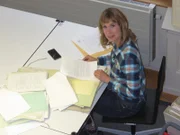 Sandra Eckardt recherchiert in einem Archiv in der Schweiz, bevor es auf ihrer Suche nach Dominga weiter nach Peru geht.