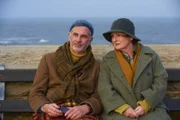 Guthrie (Sean Campion, l.); Vera (Brenda Blethyn, r.)