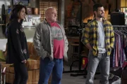 (v.l.n.r.) Lizzie (Elizabeth Alderfer); Art (Dean Norris); Riley (Parker Young)