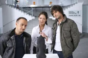 Semir (Erdogan Atalay, l.) und Ben (Tom Beck) erfahren im Gespräch mit der Museumskuratorin (Yvonne Burbach), dass noch eine zweite Statue existiert, an der die Diebe wahrscheinlich ebenfalls Interesse haben.