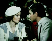 John-Boy (Richard Thomas, r.) verabschiedet sich in New York von seiner Freundin Daisy (Deirdre Lenihan, l.), weil er im Auftrag der Zeitung zurück nach Waltons Mountain fährt.