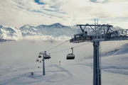 NZZ Format Schweizer Berge zum Verkauf – Wie Investoren Skiorte verändern Bergbahn, Screenshot aus dem Film