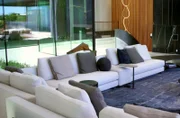 Blick ins Wohnzimmer einer Luxusvilla.