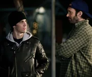 Als Jess (Milo Ventimiglia, l.) plötzlich wieder bei Luke (Scott Patterson, r.) auf der Matte steht, will Luke seinen Neffen nicht wieder bei sich aufnehmen. Unterdessen treffen Paris und Lorelai Entscheidungen ihre Beziehungen betreffend ...