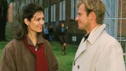 Dr. Beck (Dirk Mierau) schenkt Susanne (Cheryl Shepard) eine Musikkassette, damit sie wieder gute Laune bekommt.