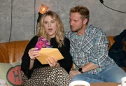 Alicia (Josefin Bressel) und Paul (Niklas Osterloh) freuen sich auf einen romantischen Valentinstag.