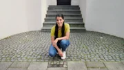 Clarissa beim Stolperstein von Felix Nussbaum in Osnabrück.