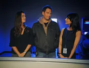 Während der Ermittlungen in einem neuen Fall bekommen es Tony (Michael Weatherly, M.) und Ziva (Cote de Pablo, l.) mit Tonys Ex-Verlobter, der Journalistin Wendy Miller (Perrey Reeves, r.) zu tun ...