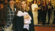 Walter (Katy Karrenbauer, l.) und Vivi (Annette Frier), beim Krippenspiel als Josef und Maria verkleidet, wollen das im Gefängnis gefundene Baby an den Vater übergeben.