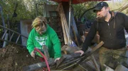 Lausi (li.) und Paddy wollen ihre Hütten winterfest machen.