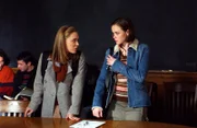 Während Paris (Liza Weil, l.) und Rory (Alexis Bledel, r.) in Yale sind, passieren in Stars Hollow einige spannende Dinge und möglicherweise alles verändernde Entscheidungen werden getroffen ...