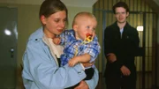 Alexander (Kai Buth) hat für Martina (Katja Strobel) etwas ganz besonderes mitgebracht - ihren Sohn Oliver.