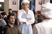 Mickey ruft "Den Doktor" (David Tennant, l.) und Rose (Billie Piper, M.) zu Hilfe, weil er vermutet, das die Deffry Vale High School von Außerirdischen unterwandert worden ist ...
