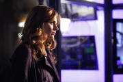 Etwas missmutig beobachtet Beckett (Stana Katic), wie sich Castle angeregt mit der Moderatorin Kristina Cottera unterhält ...