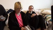 Jasmin (li.) steht ihrer jüngeren Schwester Svenja zur Seite, die in ihrer Klasse gemobbt wird.