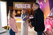 Nathalie (Amrei Haardt, l.) wird überrumpelt klar, dass sie Matteo Unrecht getan hat. In der Mitte Isabelle (Ania Niedieck), rechts Henning (Stefan Bockelmann)