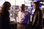 Weiß Harvey Milton (Tyrees Allen, M.) vielleicht mehr über den Mord an der bekannten und beliebten Wetterfee Mandy Michaels, als er zugibt? Castle (Nathan Fillion, r.) und Beckett (Stana Katic, l.) ermitteln ...