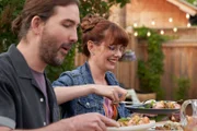 Mary und Aaron essen zusammen.  Die Verwendung des sendungsbezogenen Materials ist nur mit dem Hinweis und Verlinkung auf RTL+ gestattet.