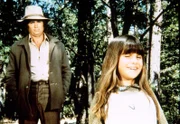 Vater Charles (Michael Landon, l.) hört von dem Wunder das seiner Tochter Carrie (Lindsay Sidney Greenbush, r.) wiederfahren ist.