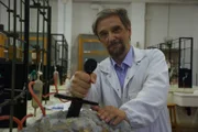 Pavia, Italien - Luigi Garlaschelli (Mitwirkender) an der Universität von Pavia - Luigi zeigt Raluca einige der Ergebnisse der Tests, die er an dem Schwert/Stein durchgeführt hat.