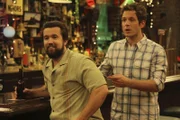 Mac (Rob McElhenney, l.); Dennis Reynolds (Glenn Howerton, r.)