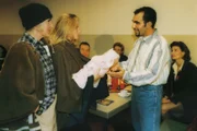 Walter (Katy Karrenbauer, li.) und Vivi (Annette Frier, 2.v.li.) haben sich als Josef und Maria verkleidet und übergeben im Rahmen des Krippenspiels Herrn Ercan (Adnan Maral) seinen Sohn (re. Franziska Matthus).