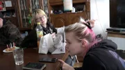 Cindy (re.) ist in Rostock zu Besuch! Das hat auch einen bestimmten Grund, denn ihre Schwester Jasmin wird endlich 18.