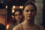Zutiefst verunsichert: Marie Theres Müller als Solenn Eden, Emilia Warenski als Dani Strobl