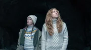 Alma (Laeni Geiseler, links) und Lucia (Brigitte Hobmeier) vor der Höhle am Muttstein.