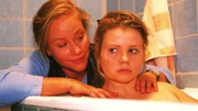 Dagmar (Kristiane Kupfer, li.) redet Vivi (Annette Frier) ein, dass das Böse in ihr sei und sie das Kind von Zöllner abtreiben muss ...