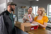 Frau Lange (Sarah Thonig, r.) erklärt Frau Grasegger (Ursula Maria Burkhart, M.) und Hausmeister Winkler (Steffen Wolf, l.), dass die Pensionswirtin Gerlinde Meyr den Smoothie-Mixer online bewirbt.