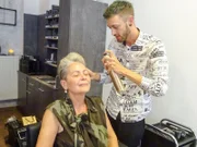 Oma Olga beim Styling